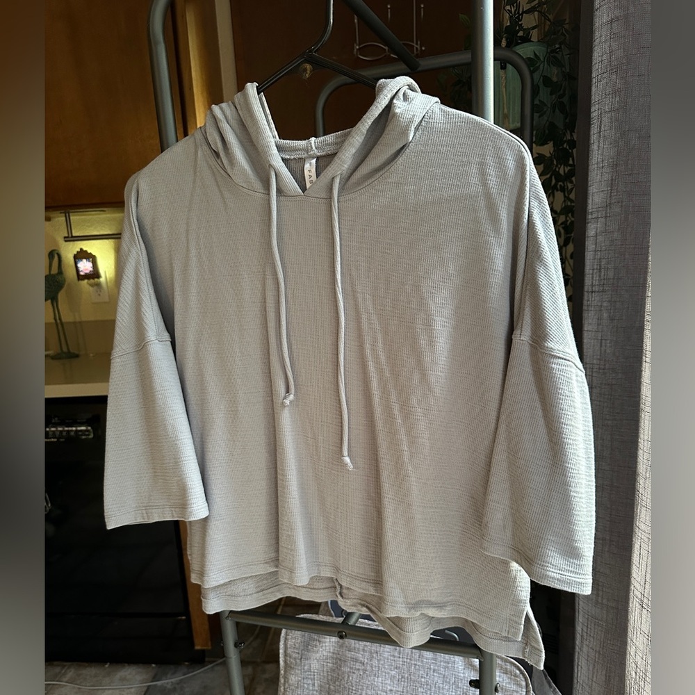 Women’s Medium Fabletics Light Grey Knit Hooded Loose Fit Top